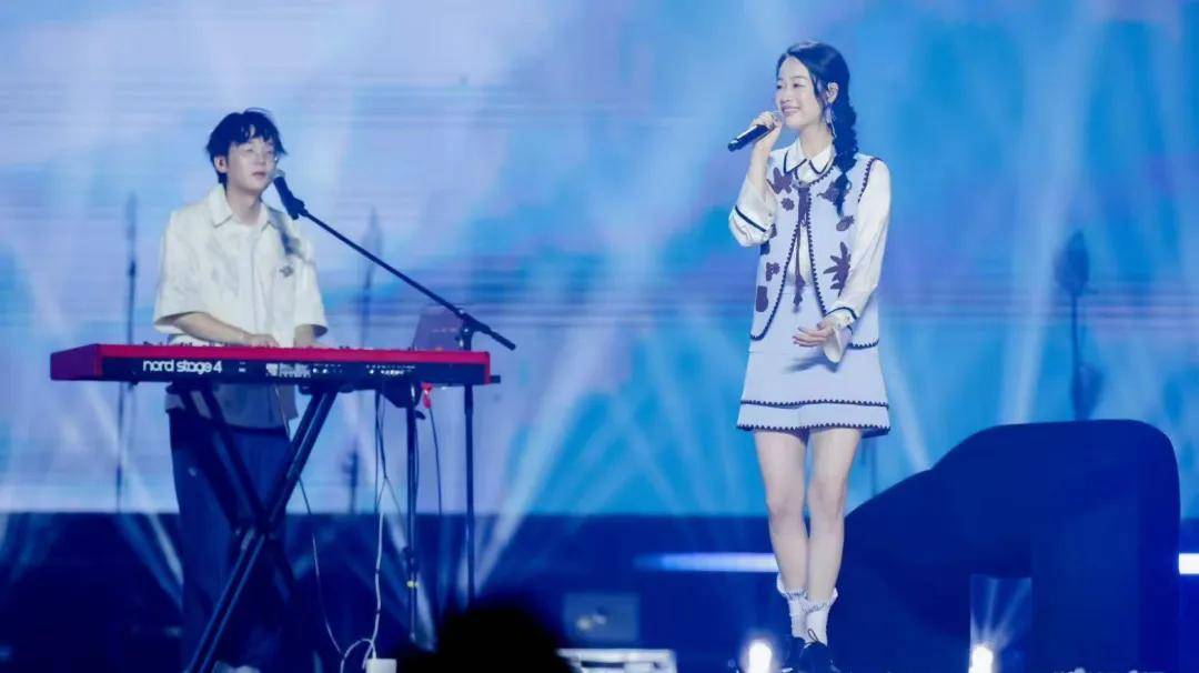 《你我经历的一刻》词曲作者ZaZaZsu开元棋牌试玩那首被王菲带上春晚的歌｜专访(图2)